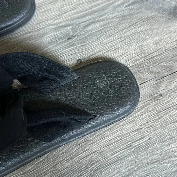 Sanuk Black Sandals Size 8 - Picture 3 of 5
